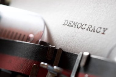 Demokrasi kelimesi daktiloyla yazılmış..