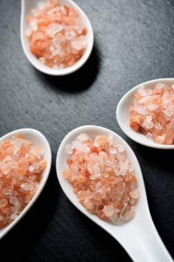 Himalaya tuzu küçük kaşıklarda