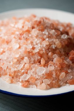 Himalaya tuzu beyaz tabakta.