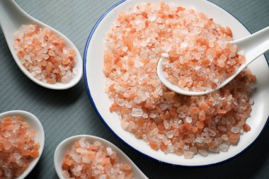 Himalaya tuzu beyaz tabakta.