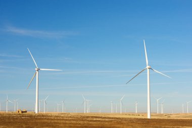 Elektrik üretimi için rüzgar türbinleri, Zaragoza ili, İspanya Aragon.