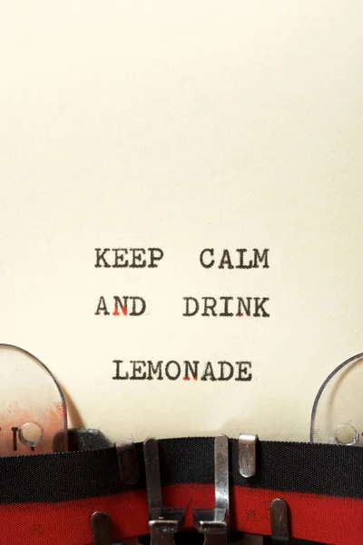 Håll Dig Lugn Och Drick Lemonad Fras Skriven Med Skrivmaskin — Stockfoto
