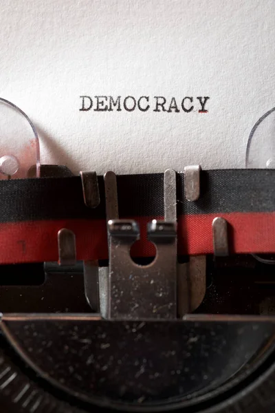 Democrazia Parola Scritta Con Una Macchina Scrivere — Foto Stock