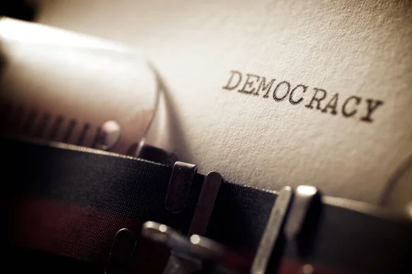 Demokracja Słowo Napisane Maszyną Pisania — Zdjęcie stockowe