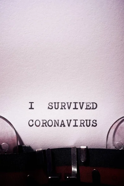 Overleefde Coronavirus Zin Geschreven Met Een Typemachine — Stockfoto