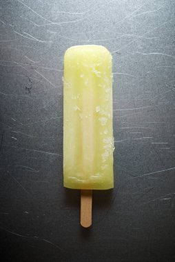 Metal yüzeyde limonlu dondurma..