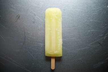 Metal yüzeyde limonlu dondurma..