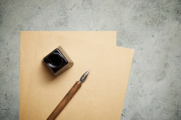 Kaligrafi Masa Üzerindeki Mürekkep Hokkası Için Kalem — Stok fotoğraf