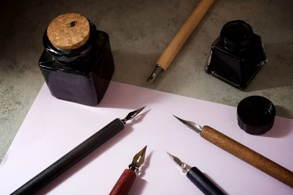 テーブルの上に書道や水墨用のペン — ストック写真