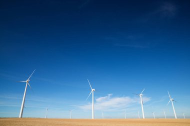 Elektrik üretimi için rüzgar türbinleri, Zaragoza ili, İspanya Aragon.