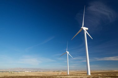 Elektrik üretimi için rüzgar türbinleri, Zaragoza ili, İspanya Aragon.