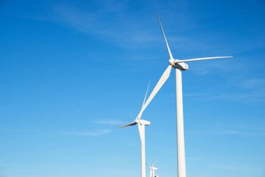 Elektrik üretimi için rüzgar türbinleri, Zaragoza ili, İspanya Aragon.