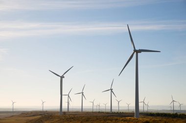 Elektrik üretimi için yel değirmenleri, Huesca Eyaleti, Aragon, İspanya.