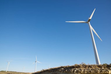 Elektrik üretimi için rüzgar türbinleri, Huesca bölgesi, Aragon, İspanya.