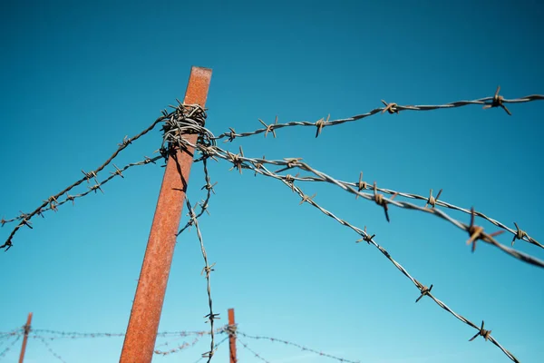 Closeup Rusty Barbed Wire Fence — Stock Photo, Image