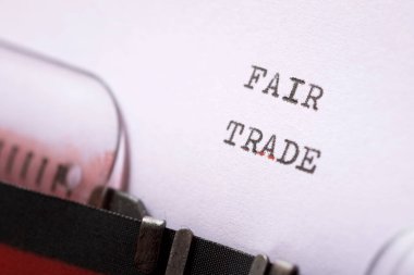 Bir daktilo ile yazılmış adil ticaret ifadesi.