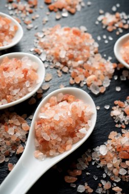 Himalaya tuzu küçük kaşıklarda