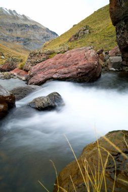 Canfranc Vadisi 'nde nehir, İspanya' da Pireneler.