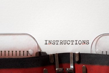 Bir daktilo ile yazılmış talimatlar sözcüğü.