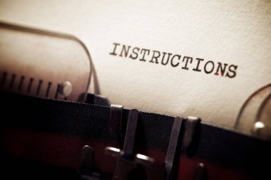 Bir daktilo ile yazılmış talimatlar sözcüğü.