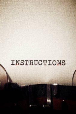 Bir daktilo ile yazılmış talimatlar sözcüğü.