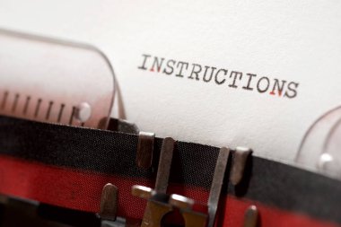 Bir daktilo ile yazılmış talimatlar sözcüğü.