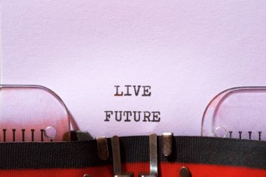 Bir daktilo ile yazılan canlı gelecek ifadesi.