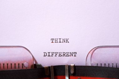 Daktiloyla yazılmış farklı cümleler düşün..