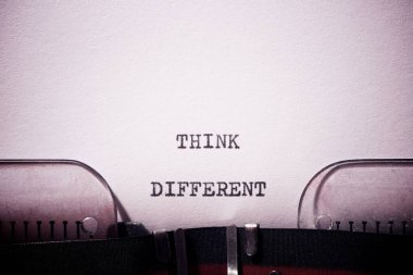 Daktiloyla yazılmış farklı cümleler düşün..