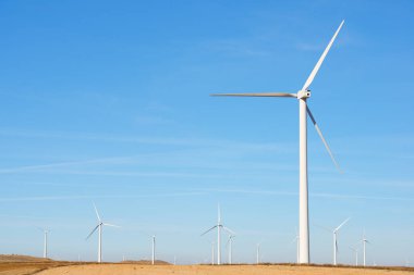 Elektrik üretimi için rüzgar türbinleri, Zaragoza ili, İspanya Aragon.