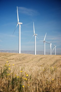 Elektrik üretimi için rüzgar türbinleri, Zaragoza ili, İspanya Aragon.