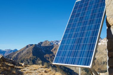 Pireneler 'de yenilenebilir elektrik üretimi için fotovoltaik bir panelin ayrıntıları.