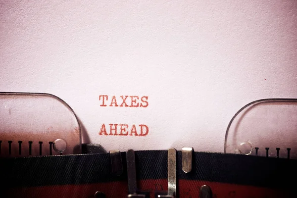 Impostos Frente Frase Escrita Com Uma Máquina Escrever — Fotografia de Stock