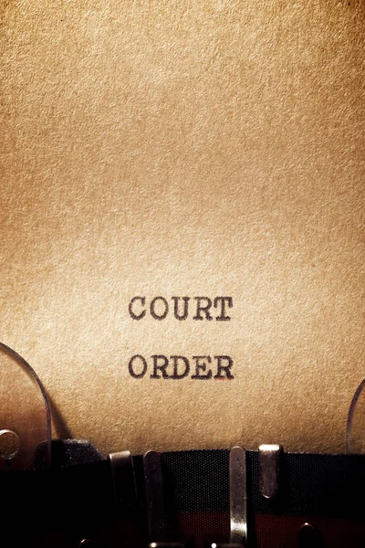 用打字机写的法庭命令短语 — 图库照片