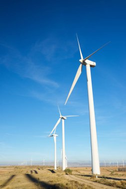 Elektrik üretimi için rüzgar türbinleri, Zaragoza ili, İspanya Aragon.