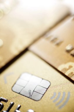 Kredi kartı görüntüsünde elektronik çip.