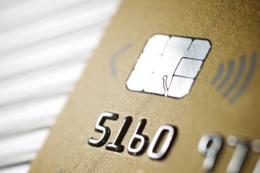 Kredi kartı görüntüsünde elektronik çip.