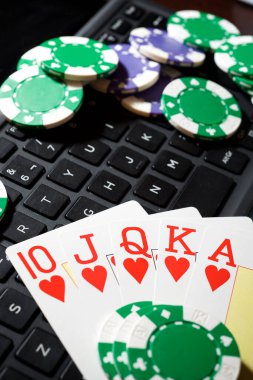 Kumarhane fişleri ve kartlar dizüstü bilgisayarda..