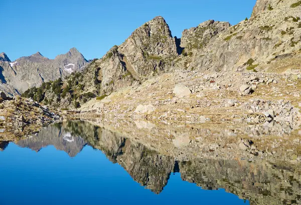 Szczyty Odzwierciedlone Jeziorze Brazato Dolina Tena Pirenejach Prowincja Huesca Aragon — Zdjęcie stockowe