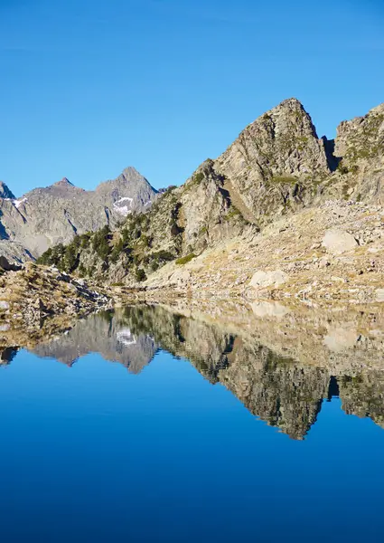 Toppar Återspeglas Brazato Lake Tena Valley Pyrenéerna Provinsen Huesca Aragonien — Stockfoto
