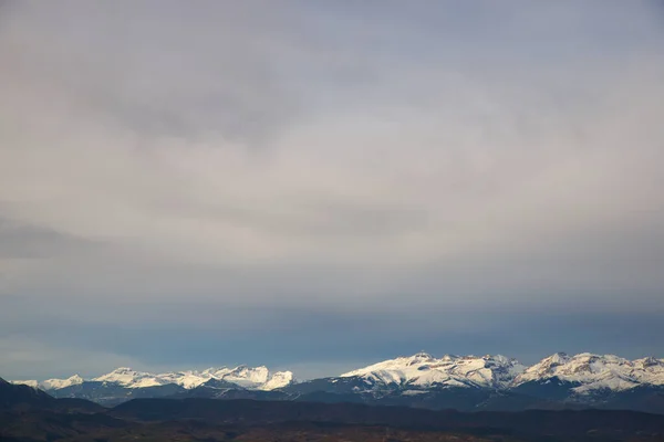 스페인의 아라곤 우에스카 피레네 산맥에 눈덮인 봉우리들 — 스톡 사진