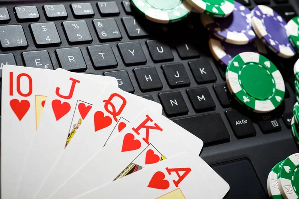 Kumarhane fişleri ve kartlar dizüstü bilgisayarda..