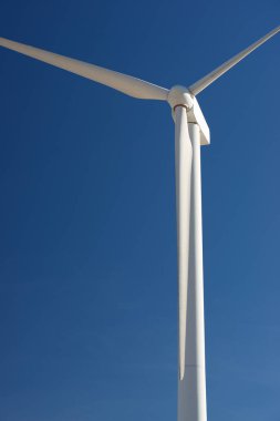 Elektrik üretimi için rüzgar türbini, Zaragoza ili, İspanya Aragon.