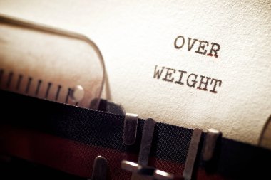 Bir daktilo ile yazılmış kilolu ifade.