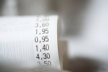 Bir satın alma makbuzunun yakın çekimi.