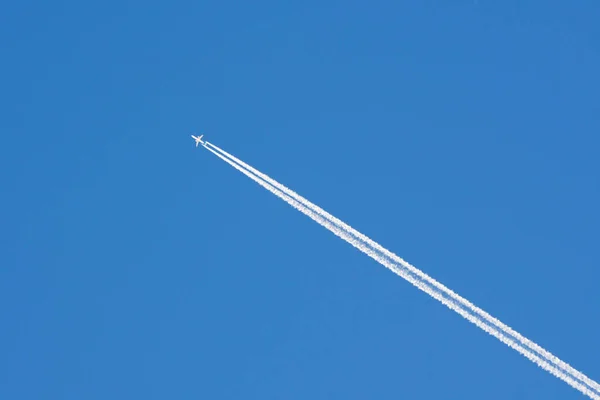 Stele Van Een Vliegtuig Blauwe Lucht — Stockfoto