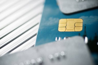Kredi kartı görüntüsünde elektronik çip.