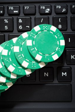 Bir dizüstü bilgisayarda istifleme casino fişi.