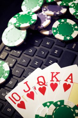 Kumarhane fişleri ve kartlar dizüstü bilgisayarda..