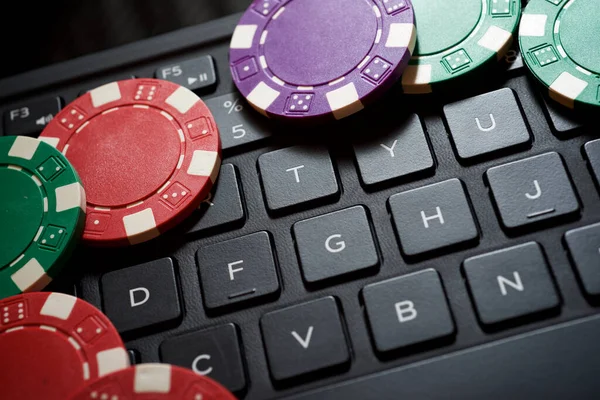 Bir Dizüstü Bilgisayarda Istifleme Casino Fişi — Stok fotoğraf